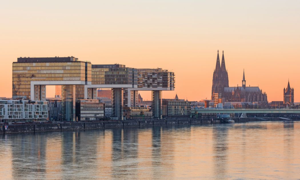 Rheinauhafen und Altstadt im Sonnenuntergang © majonit/AdobeStock